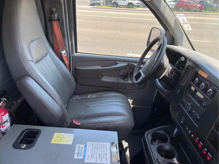 WHITE, 2014 CHEVROLET EXPRESS 2500 CARGO Image 9