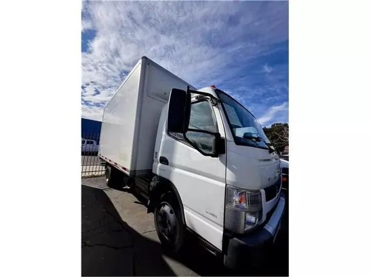 WHITE, 2015 MITSUBISHI FUSO FE Image 2