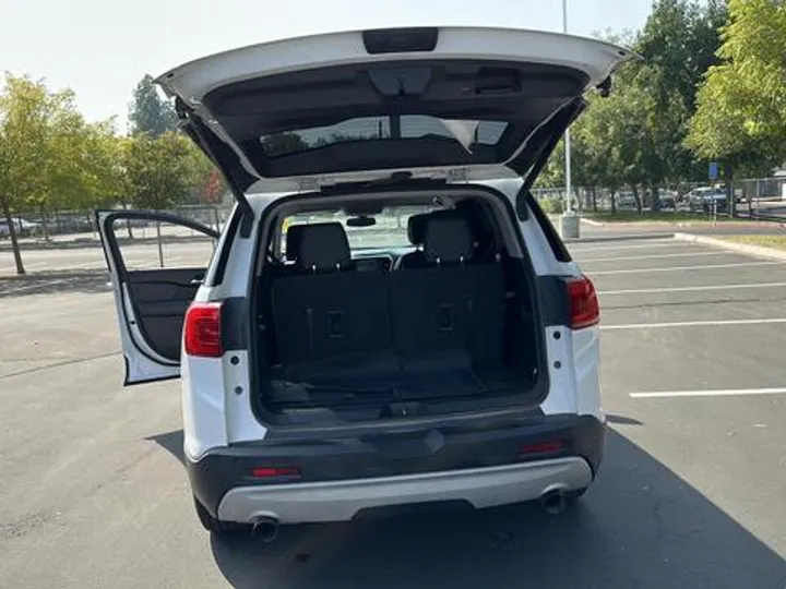 WHITE, 2018 GMC ACADIA Image 22