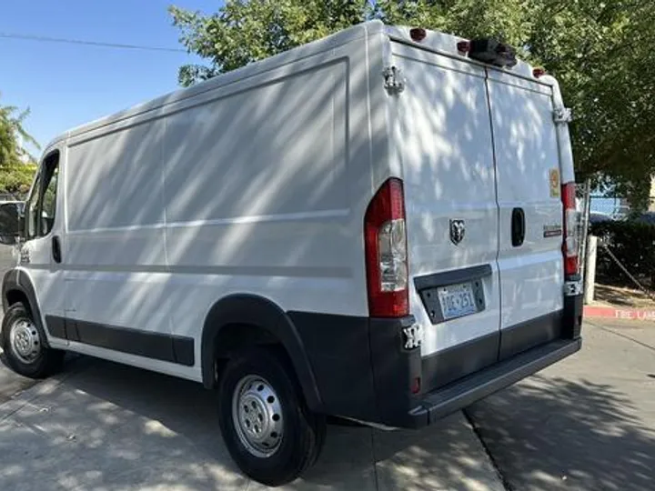 WHITE, 2016 RAM PROMASTER CARGO VAN Image 5