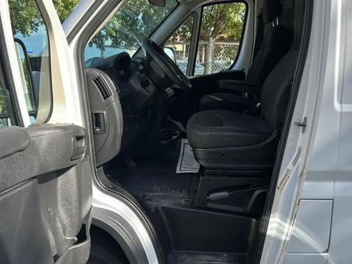 WHITE, 2016 RAM PROMASTER CARGO VAN Image 8