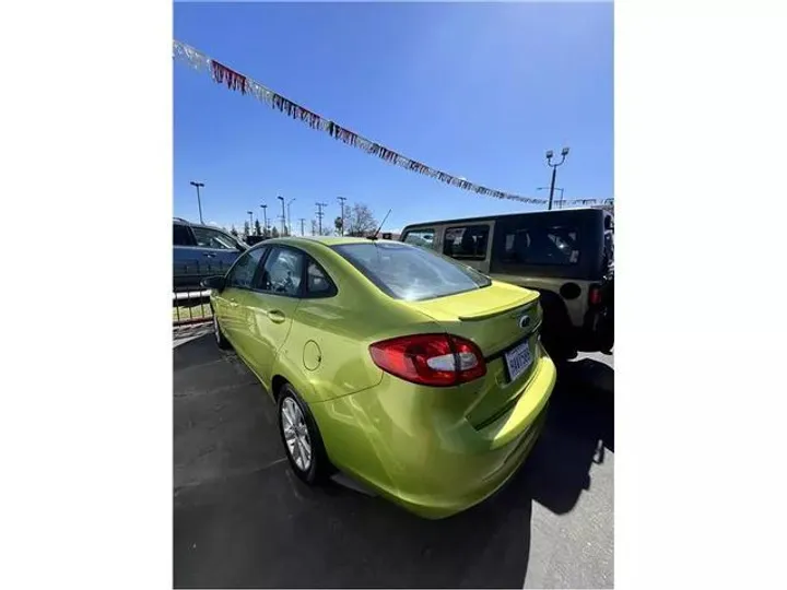 LIME GREEN, 2013 FORD FIESTA Image 2