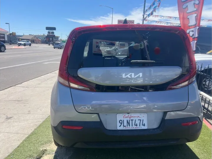GRAY, 2022 KIA SOUL Image 5
