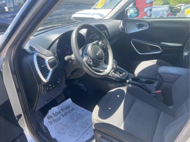 GRAY, 2022 KIA SOUL Image 6