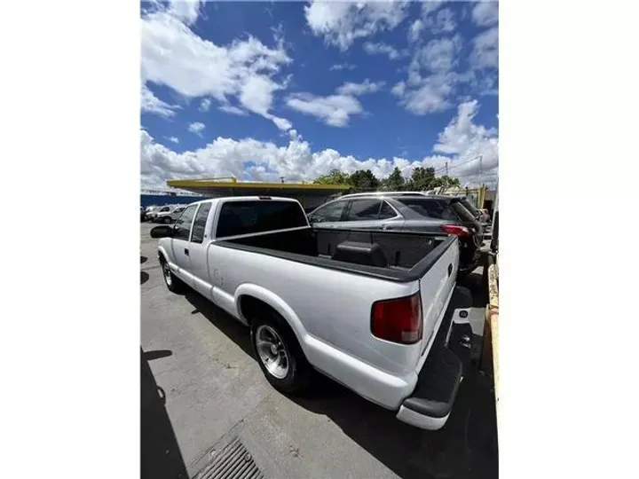 WHITE, 2001 CHEVROLET S10 EXTENDED CAB Image 8