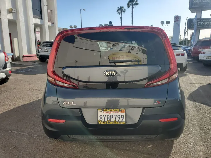 GRAY, 2020 KIA SOUL Image 8