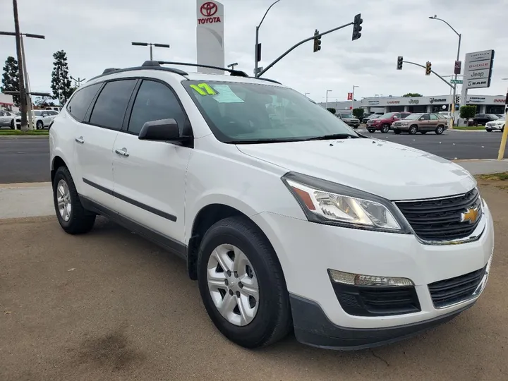 WHITE, 2017 CHEVROLET TRAVERSE Image 8