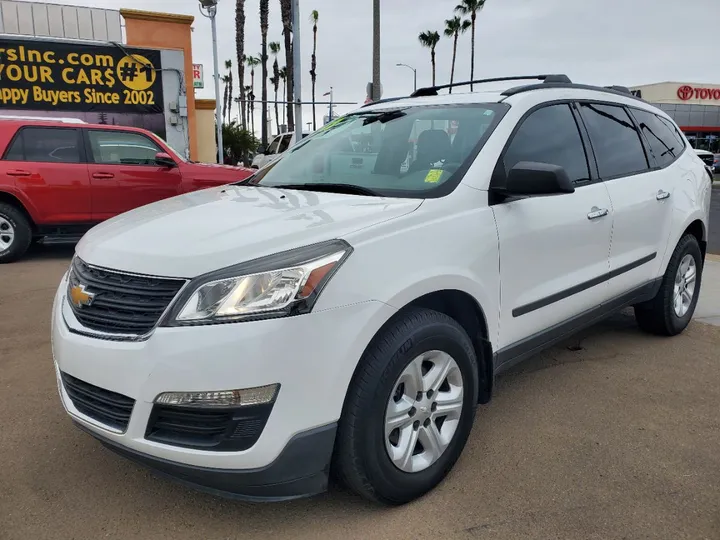 WHITE, 2017 CHEVROLET TRAVERSE Image 2