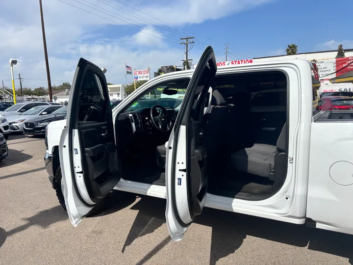WHITE, 2018 CHEVROLET SILVERADO 1500 CREW CAB Image 13