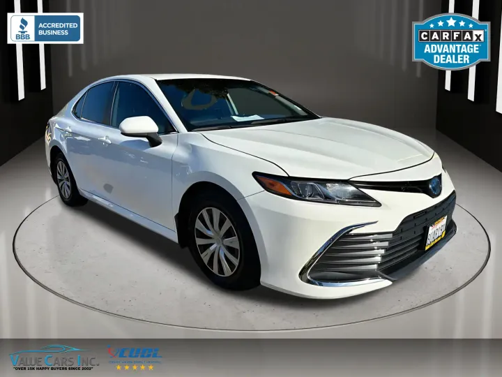 WHITE, 2021 TOYOTA CAMRY HYBRID Image 1