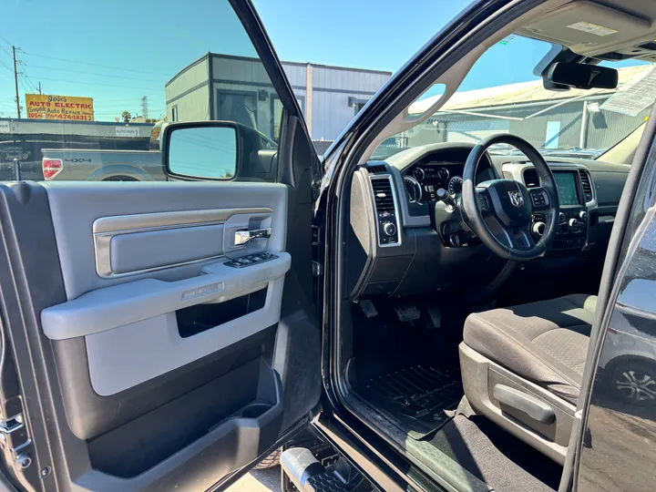 BLACK, 2019 RAM 1500 CLASSIC CREW CAB Image 14