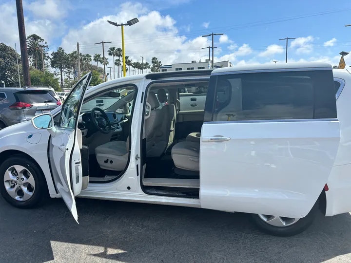 2018 CHRYSLER PACIFICA HYBRID Image 9