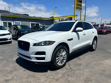 WHITE, 2017 JAGUAR F-PACE Image 18