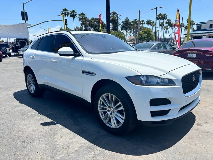 WHITE, 2017 JAGUAR F-PACE Image 3