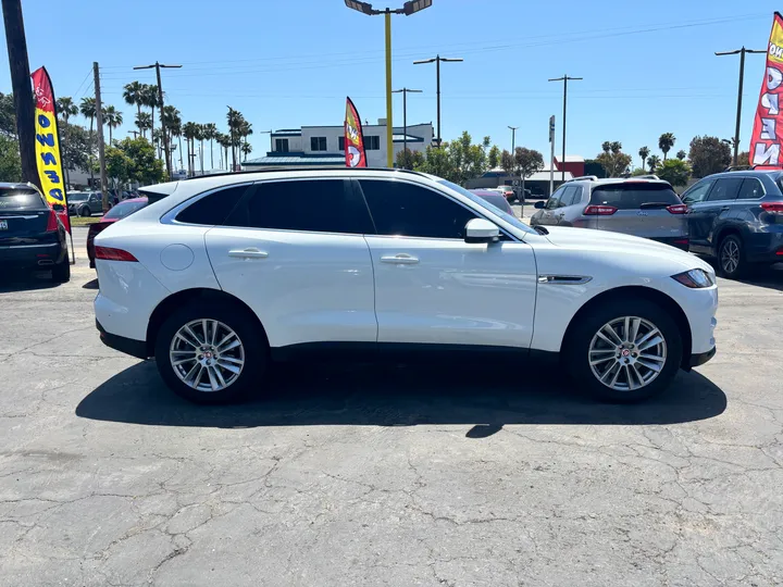 WHITE, 2017 JAGUAR F-PACE Image 4