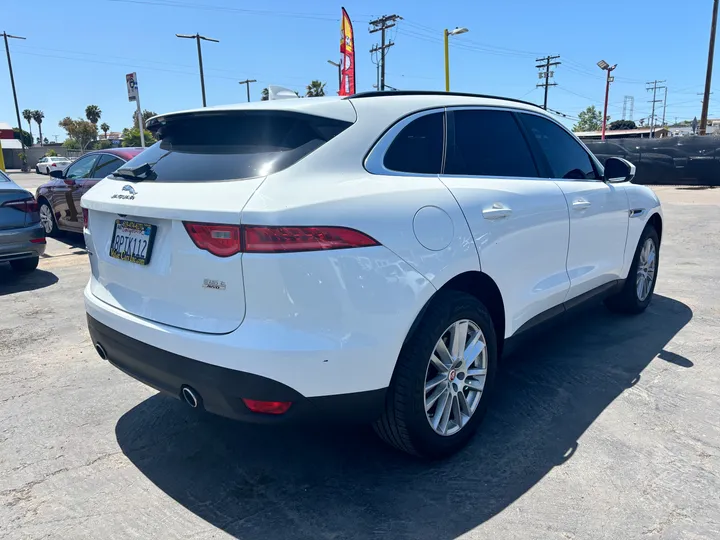 WHITE, 2017 JAGUAR F-PACE Image 5