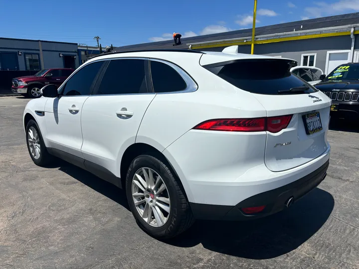 WHITE, 2017 JAGUAR F-PACE Image 7