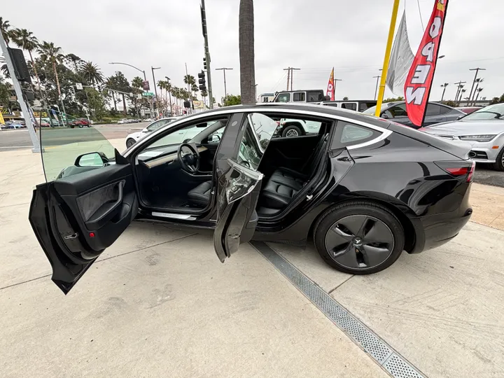 2018 TESLA MODEL 3 Image 11