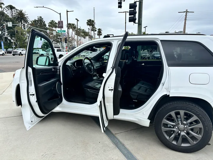 WHITE, 2019 JEEP GRAND CHEROKEE Image 13