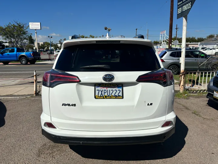 WHITE, 2017 TOYOTA RAV4 Image 5