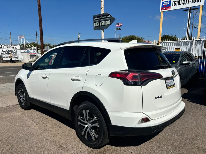 WHITE, 2017 TOYOTA RAV4 Image 6