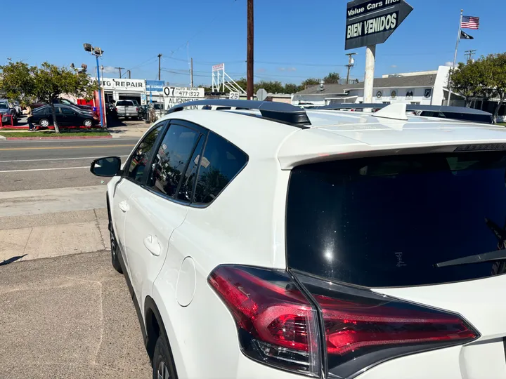 WHITE, 2017 TOYOTA RAV4 Image 7