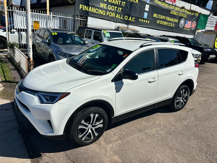 WHITE, 2017 TOYOTA RAV4 Image 9