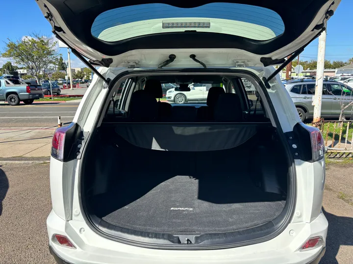 WHITE, 2017 TOYOTA RAV4 Image 22