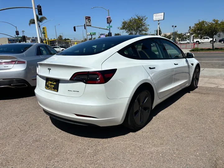 WHITE, 2021 TESLA MODEL 3 Image 4