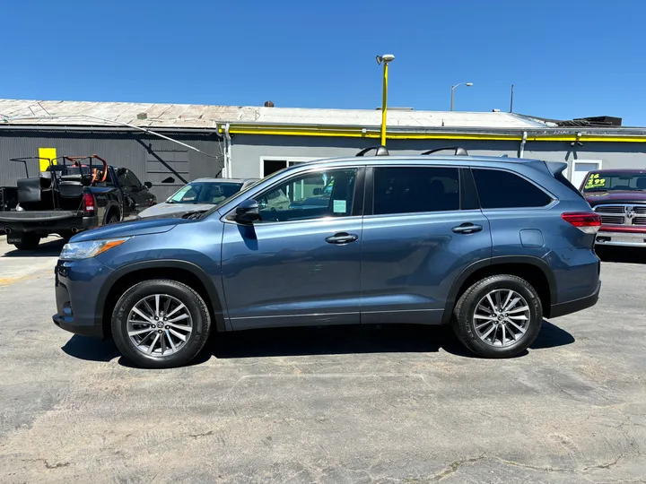 2017 TOYOTA HIGHLANDER Image 8