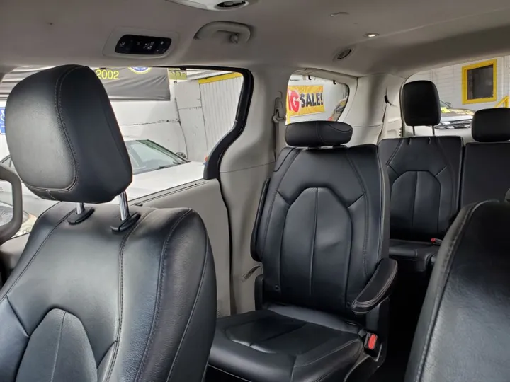 GRAY, 2019 CHRYSLER PACIFICA Image 18