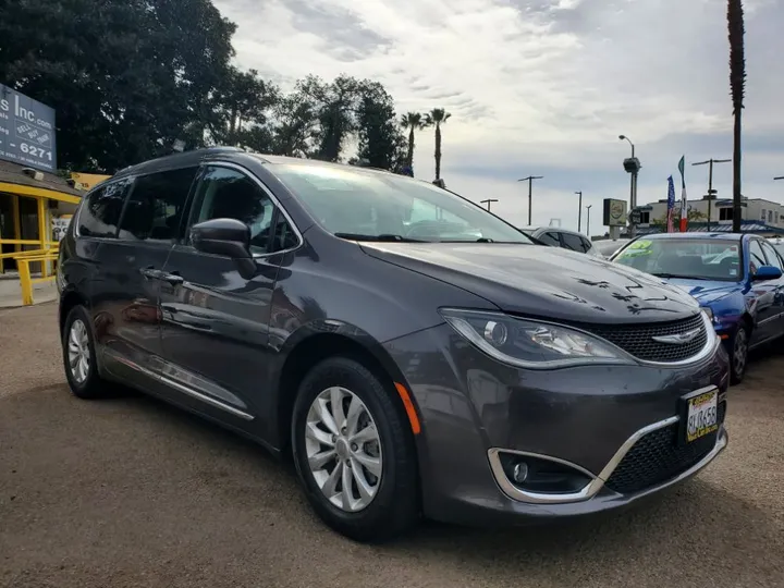 GRAY, 2019 CHRYSLER PACIFICA Image 4