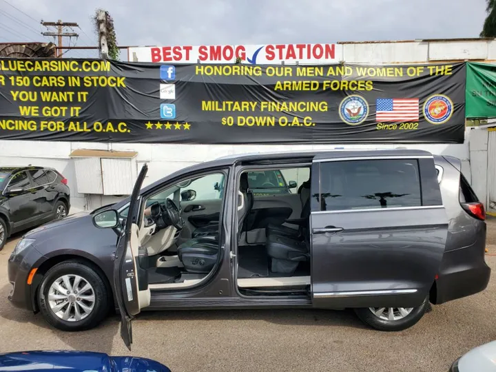 GRAY, 2019 CHRYSLER PACIFICA Image 12