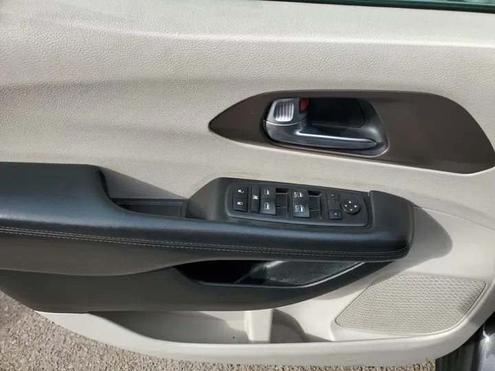 GRAY, 2019 CHRYSLER PACIFICA Image 30