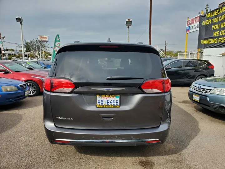 GRAY, 2019 CHRYSLER PACIFICA Image 8