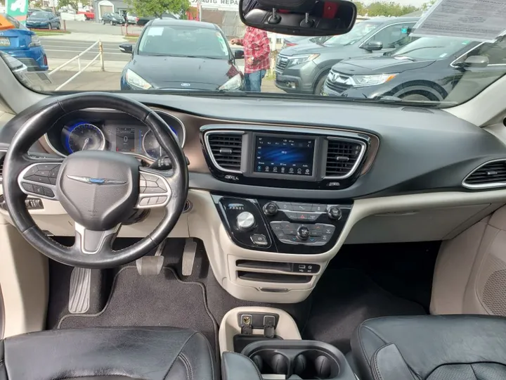 GRAY, 2019 CHRYSLER PACIFICA Image 24