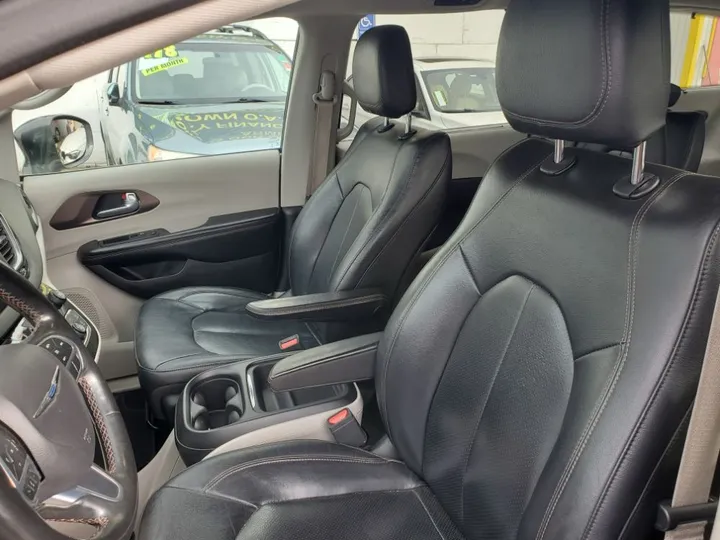 GRAY, 2019 CHRYSLER PACIFICA Image 19