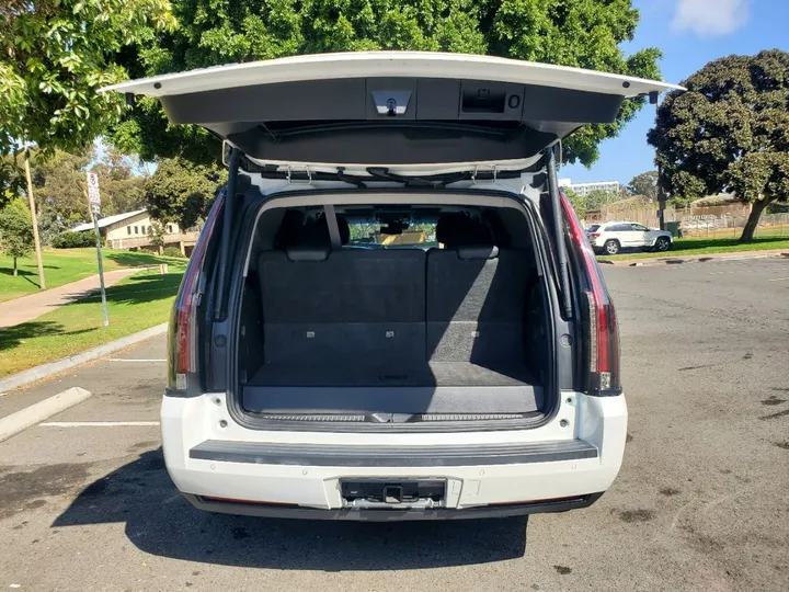 WHITE, 2017 CADILLAC ESCALADE Image 9