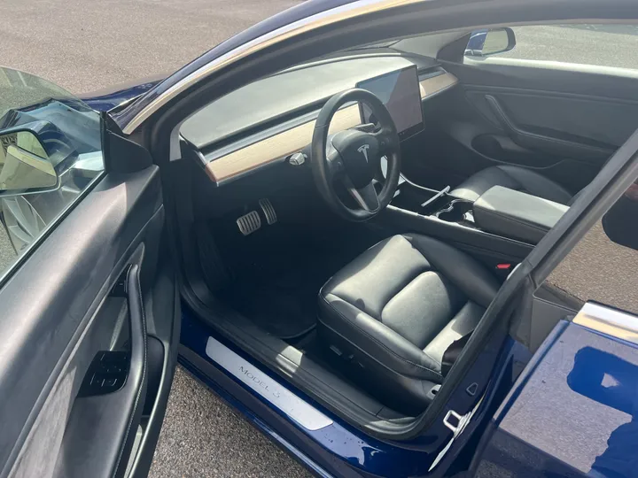 BLUE, 2018 TESLA MODEL 3 Image 12