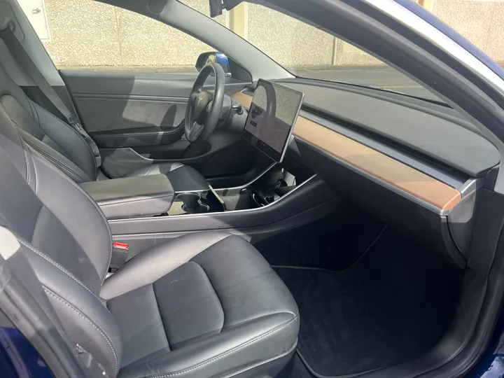 BLUE, 2018 TESLA MODEL 3 Image 17