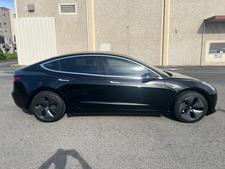 BLACK, 2018 TESLA MODEL 3 Image 5