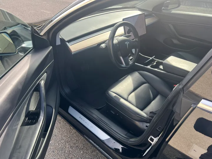 BLACK, 2018 TESLA MODEL 3 Image 9