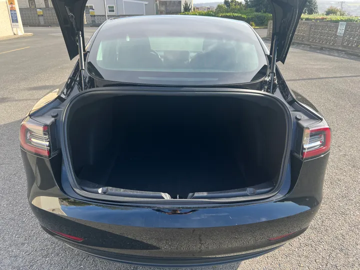 BLACK, 2018 TESLA MODEL 3 Image 24