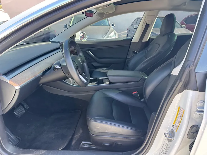 WHITE, 2019 TESLA MODEL 3 Image 8