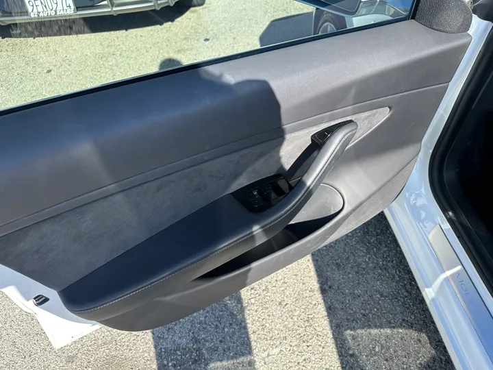 WHITE, 2019 TESLA MODEL 3 Image 19