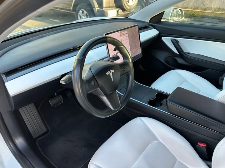 WHITE, 2018 TESLA MODEL 3 Image 8