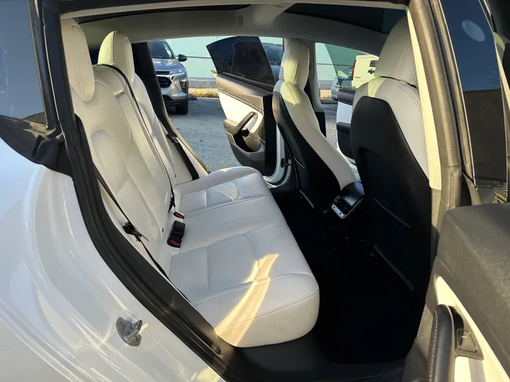 WHITE, 2018 TESLA MODEL 3 Image 16