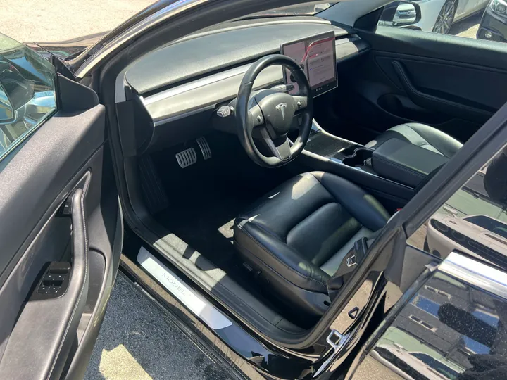 BLACK, 2018 TESLA MODEL 3 Image 11