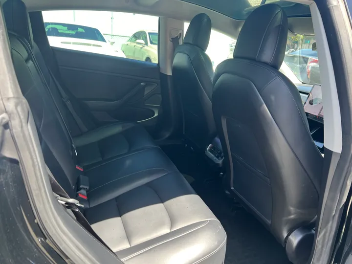 BLACK, 2018 TESLA MODEL 3 Image 17