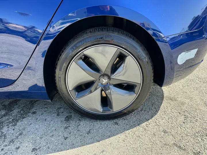 BLUE, 2018 TESLA MODEL 3 Image 3